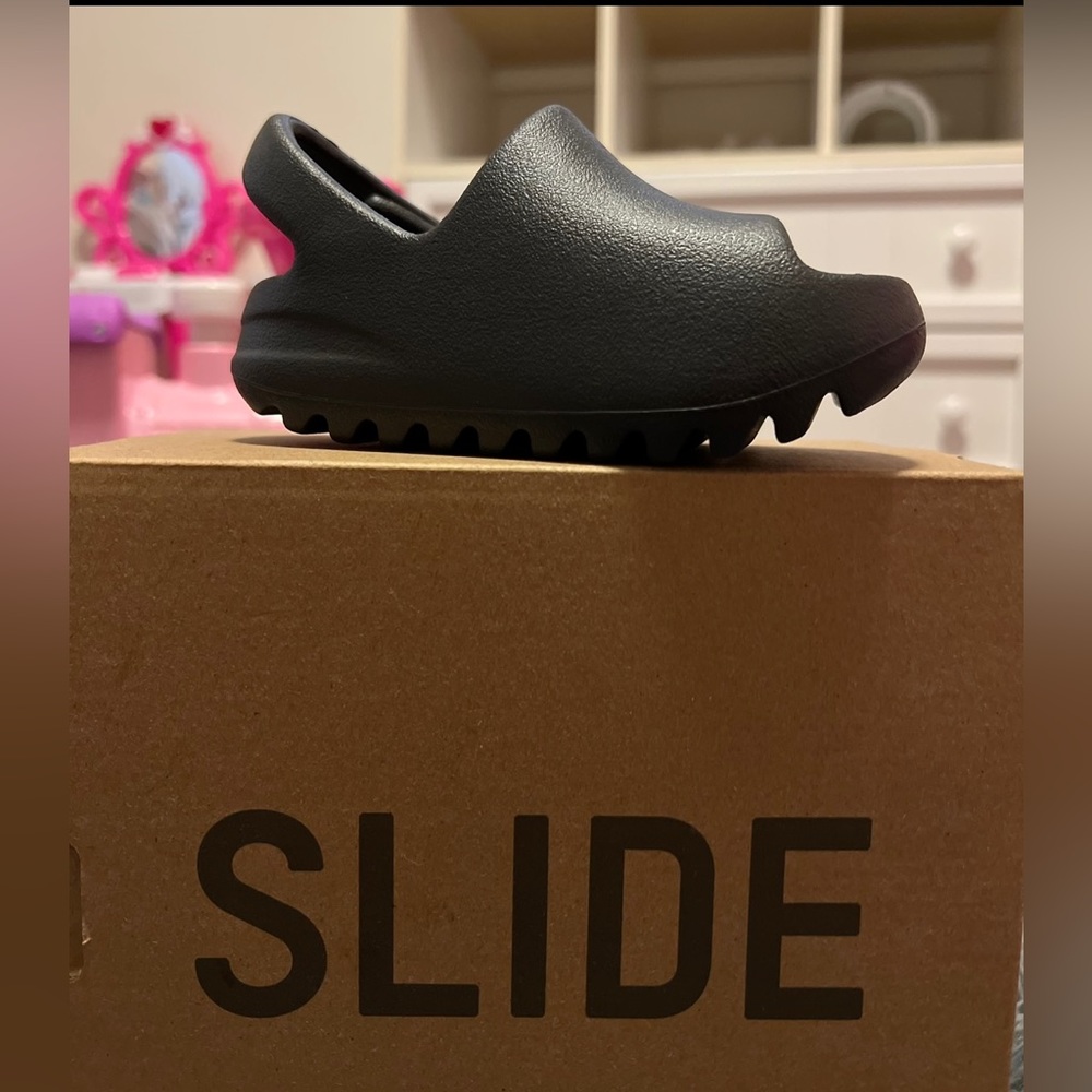 Brand New Yeezy slide size 7C